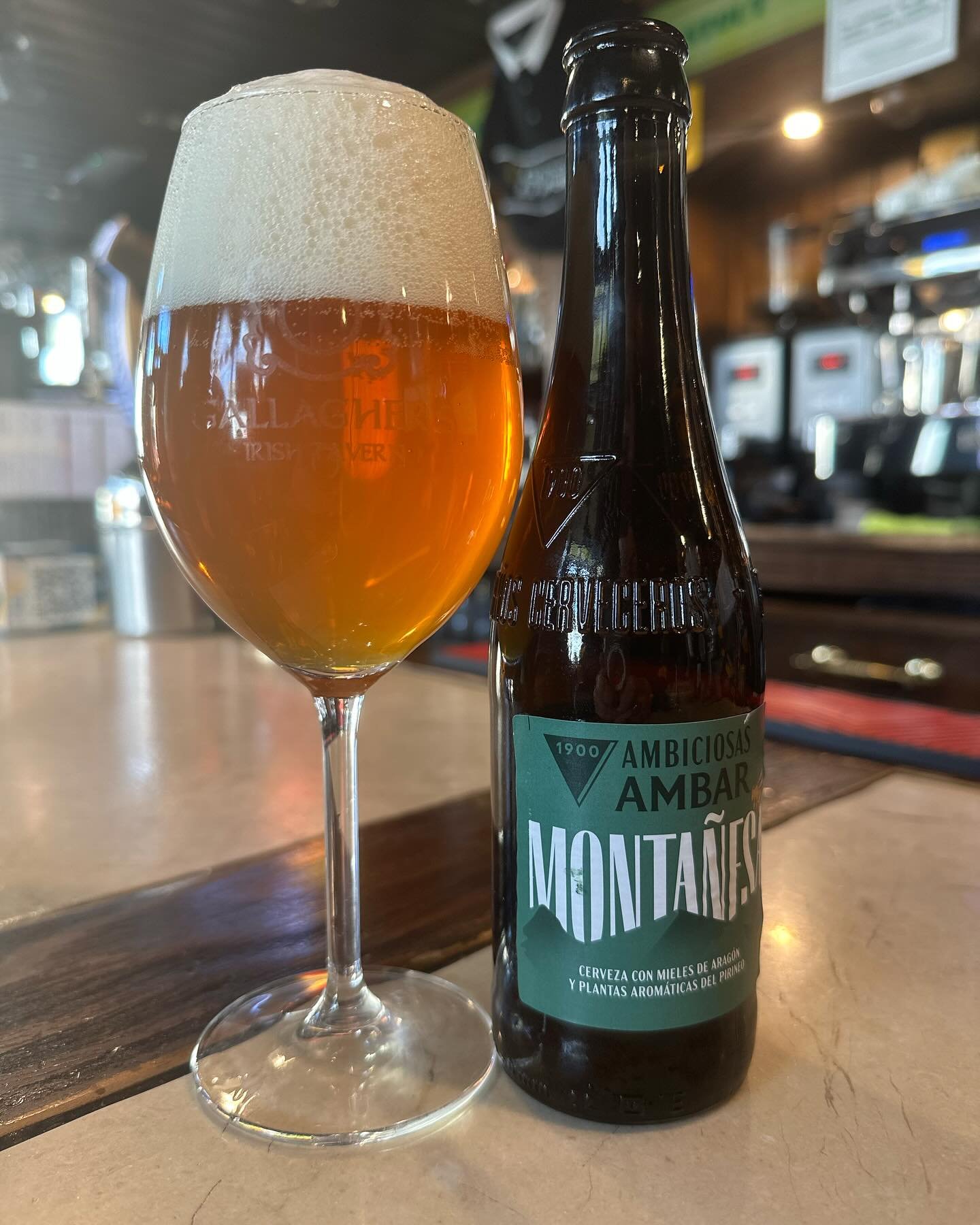 Descubre la esencia de Aragón en cada sorbo Hoy brindamos con Ambar Montañesa, una cerveza con mieles de Aragón y plantas aromáticas del Pirineo . Su carácter único y su sabor intenso te transportarán a las montañas con cada trago. Perfecta para los amantes de la cerveza artesanal con un toque silvestre y natural. Disfrútala en tu bar favorito o acompáñala con buena compañía. ¿Ya la has probado? Cuéntanos qué te ha parecido en los comentarios ️#AmbarMontañesa #CervezaAragonesa #CraftBeer #BeerLover #saboresdearagón